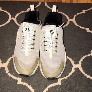 Huarache Nike tennis shoes